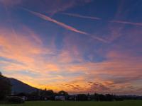Leuchtender Abendhimmel im Weitwinkelblick